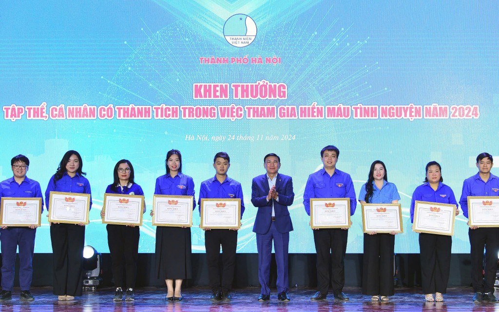 Đồng chí Nguyễn Văn Hồng, Trưởng phòng Đoàn thể và các hội Ban Dân vận Thành uỷ Hà Nội trao  bằng khen cho các tập thể, cá nhân có thành tích trong việc tham gia hiến máu tình nguyện