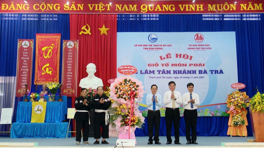 Lãnh đạo thành phố Tân Uyên tặng hoa đến môn phái Võ Lâm Tân Khánh Bà Trà  tại lễ Giỗ Tổ môn phái