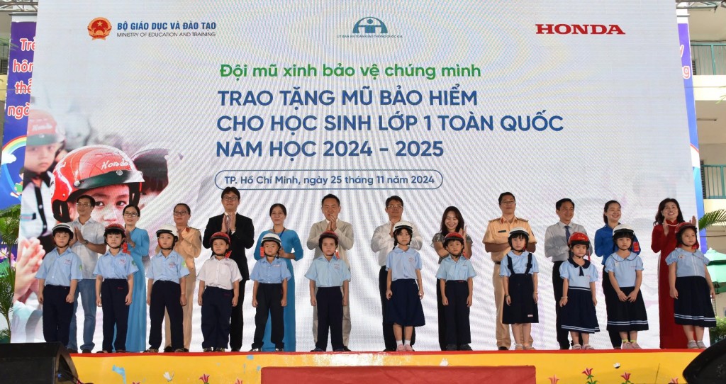 Đại biểu tặng nón bảo hiểm cho các em học sinh lớp 1