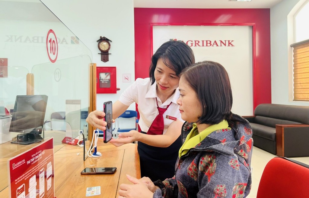 Cài sinh trắc học trên Agribank Plus, cơ hội trúng iPhone 16 mỗi ngày