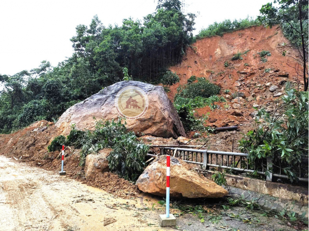 Tảng đá mồ côi nặng hàng tấn gây hư hại cầu Đakmi 1.