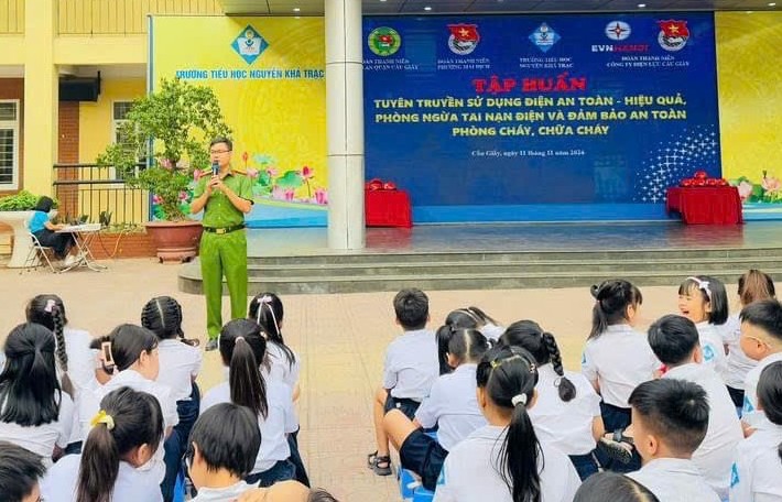 Bạn trẻ cùng nhau phổ biến về phòng cháy chữa cháy