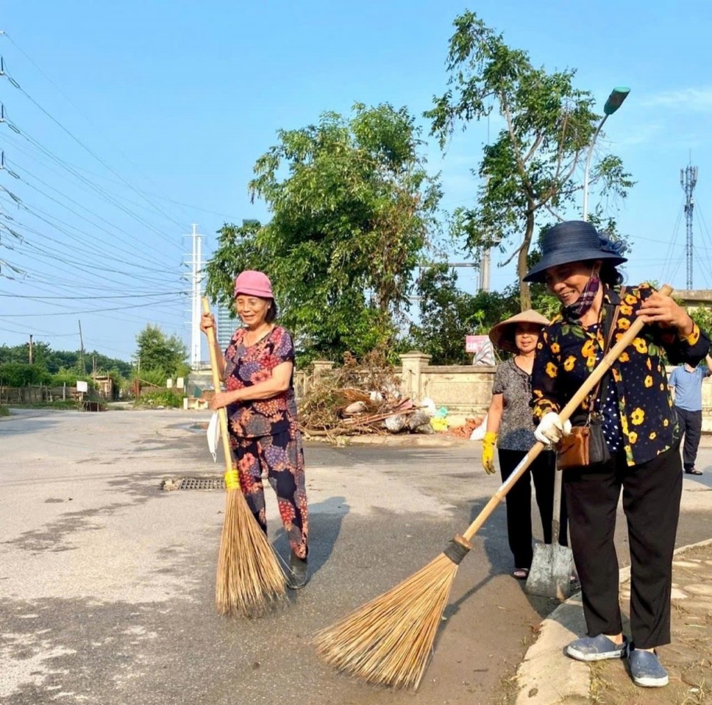 Nhân dân phường Quảng An dọn dẹp đường phố sau cơn bão số 3