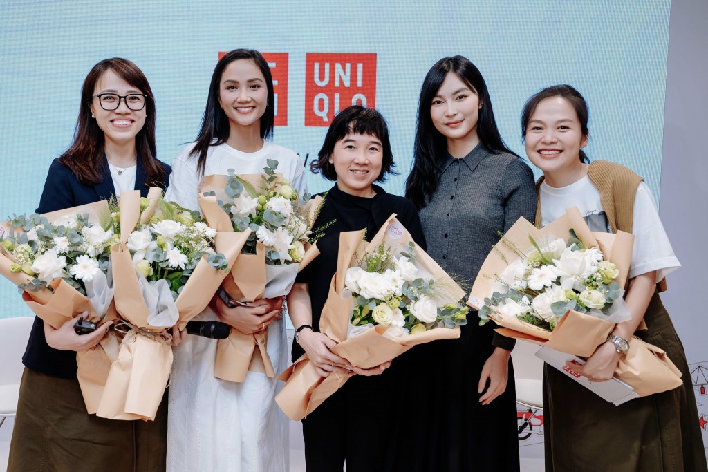 _Bà Tống Kim Ngân, Giám đốc Marketing của UNIQLO Việt Nam tặng hoa để gửi lời cảm ơn đến các đối tác đồng hành