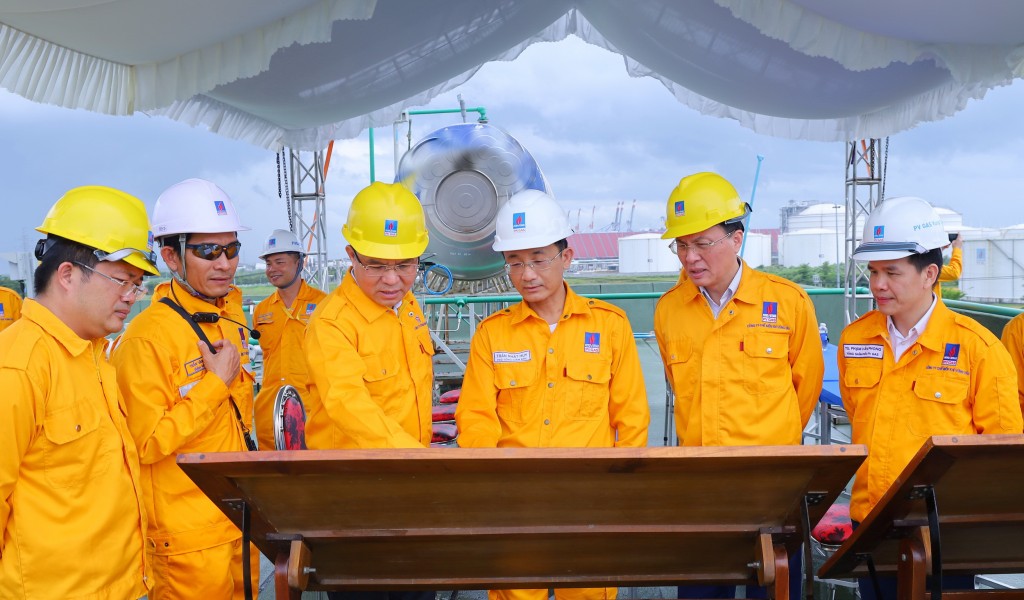 Petrovietnam: “Một đội ngũ - Một mục tiêu”, cho ngọn lửa năng lượng quốc gia luôn rực sáng