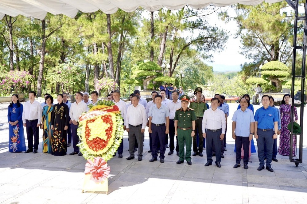 Đoàn đại biểu TP Hà Nội do đồng chí Nguyễn Văn Phong, Phó Bí thư Thành ủy làm Trưởng đoàn dâng hương tại Nghĩa trang Liệt sỹ Quốc gia Trường Sơn hồi tháng 7 năm 2024