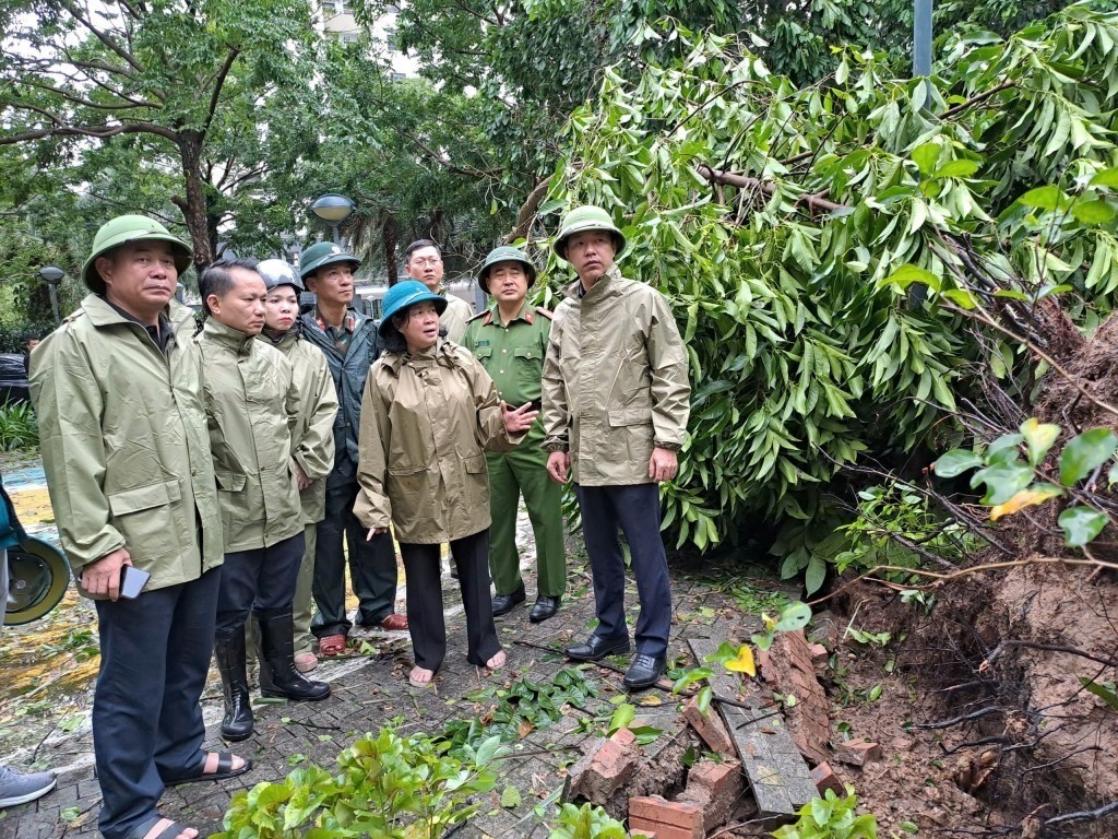 Bí thư thành ủy Hà Nội Bùi Thị Minh Hoài kiểm tra công tác khắc phục hậu quả sau bão tại quận Bắc Từ Liêm