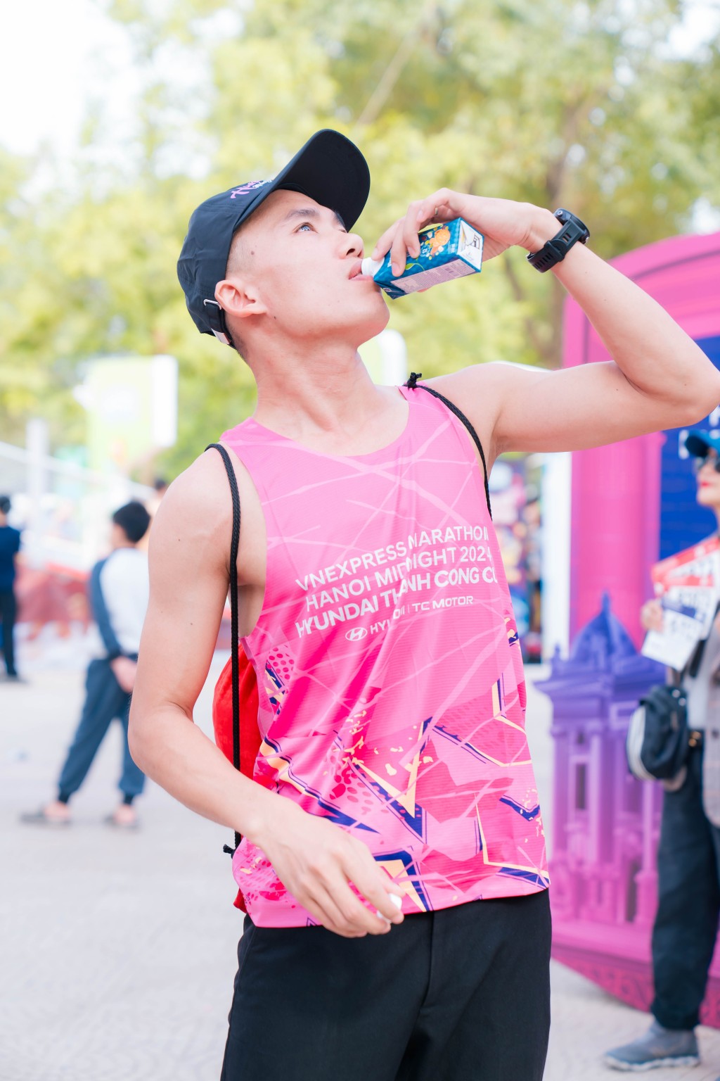 Runner trải nghiệm Sữa hạt cao đạm Vinamilk trong race-kit..