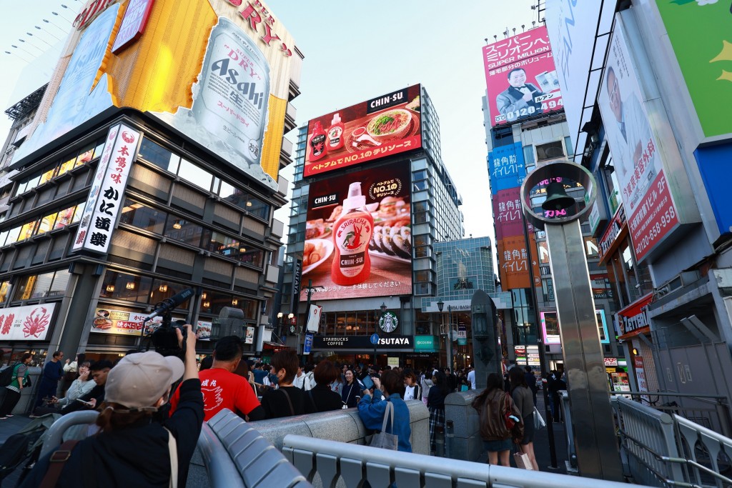 Tương ớt Chin-su xuất hiện hoành tráng tại khu phố ẩm thực sôi động Dotonbori, Osaka(1)