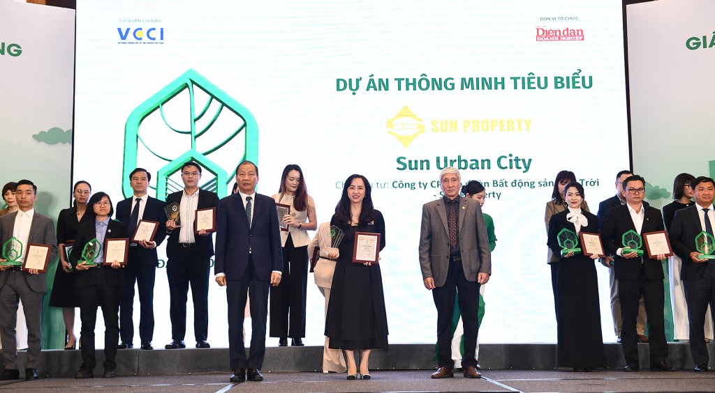 Bà Nguyễn Kiều Anh, Giám đốc Marketing và R&D Sun Property nhận chứng nhận “Dự án thông minh tiêu biểu” cho Sun Urban City Hà Nam.