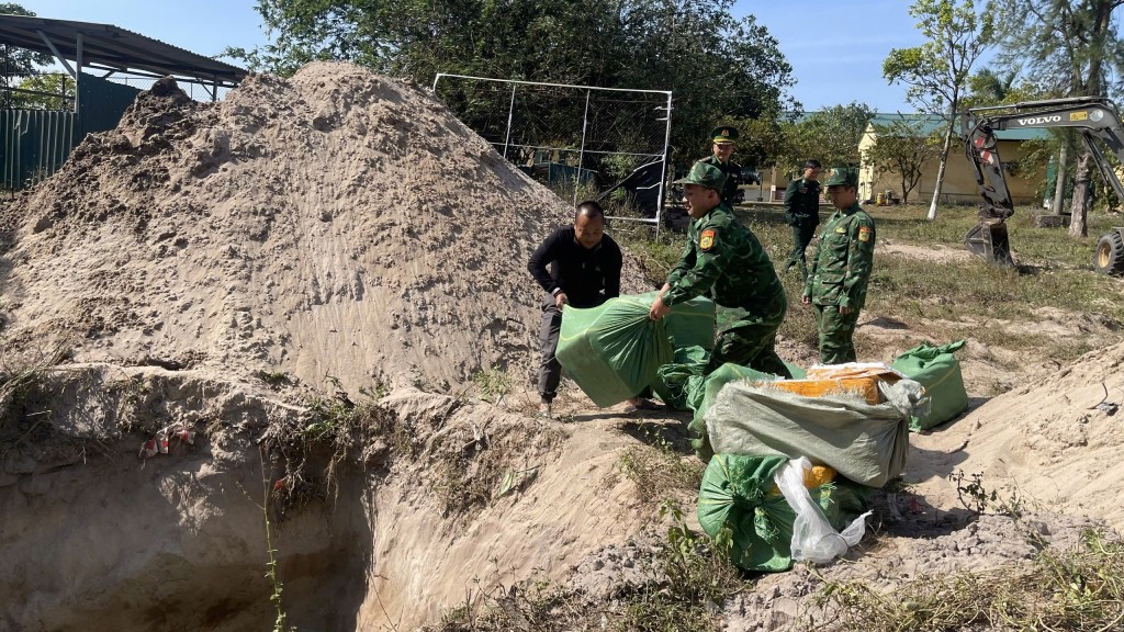 Đồn Biên phòng Trà Cổ thu giữ, tiêu hủy 880kg nầm lợn không nguồn gốc