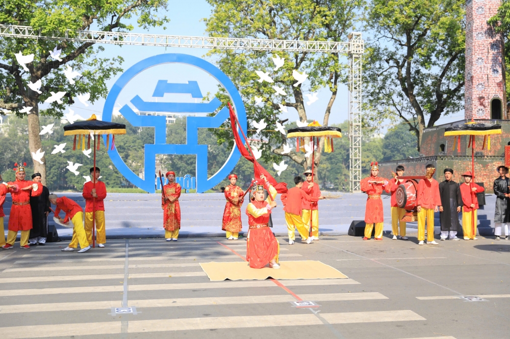 Văn hoá lễ hội của Hà Nội được tái hiện trên sân khấu đi bộ trong Ngày hội Văn hoá vì hoà bình