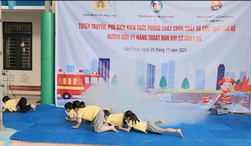 Các em học sinh tham gia thực hành kỹ năng thoát nạn khi xảy ra đám cháy