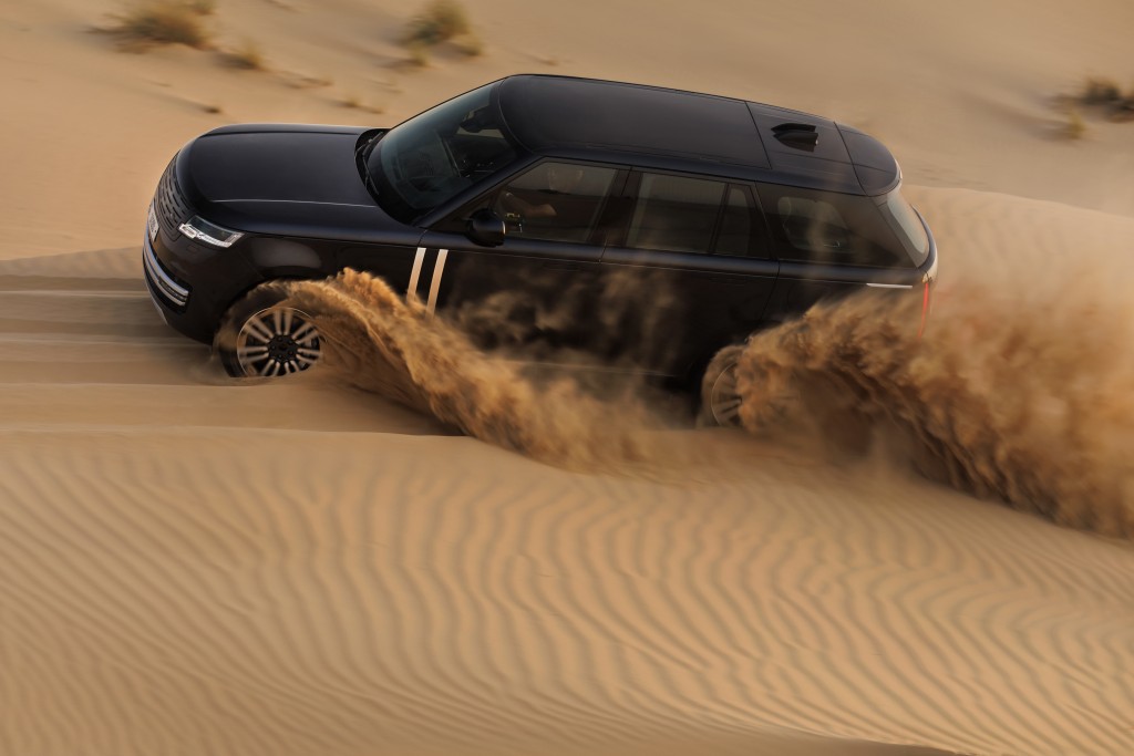 Các mẫu thử Range Rover điện đang được thử nghiệm tại Dubai