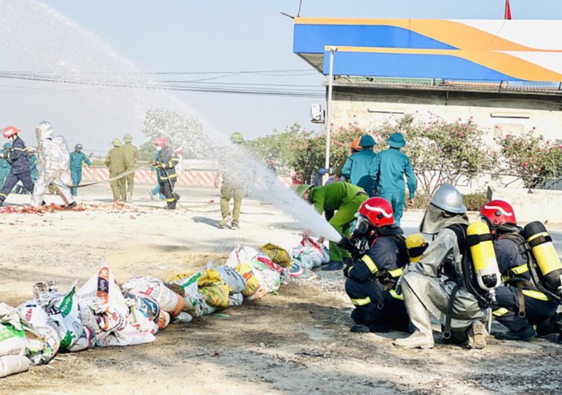 Lực lượng chữa cháy chuyên nghiệp tham gia buổi diễn tập 