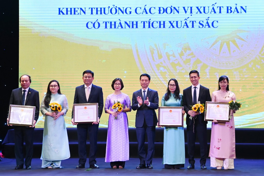 Các đơn vị xuất bản được khen thưởng vì có thành tích xuất sắc