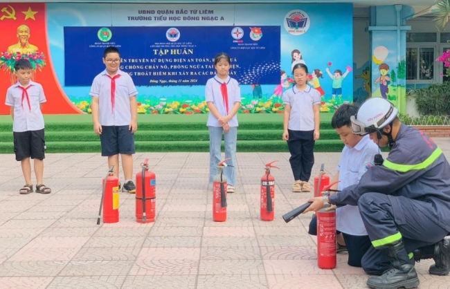 Dạy học trò nhỏ kỹ năng thoát hiểm khi cháy, nổ