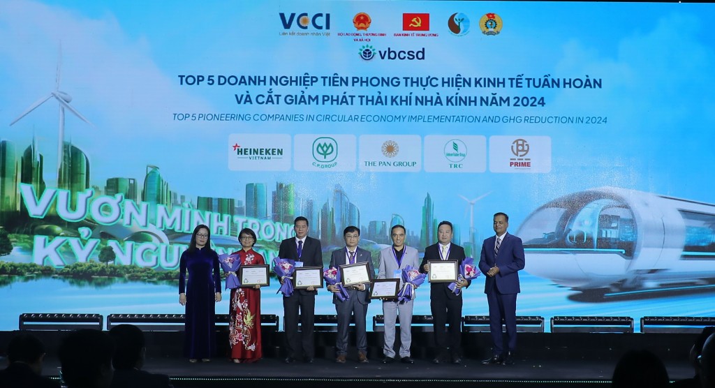 Công ty Cổ phần Prime Phổ Yên, vị trí chính giữa sân khấu, vinh dự được xướng tên trong Top 10 Doanh nghiệp Bền vững Việt Nam năm 2024 