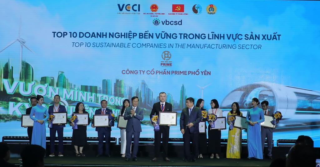 Công ty Cổ phần Prime Phổ Yên (đại diện đứng chính giữa sân khấu) vinh dự được xướng tên trong Top 10 Doanh nghiệp ền vững Việt Nam năm 2024