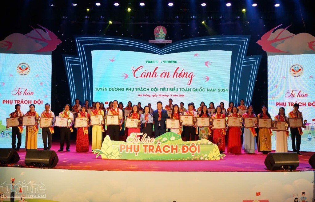 Trao giải “Cánh én hồng” và tuyên dương Phụ trách Đội tiêu biểu