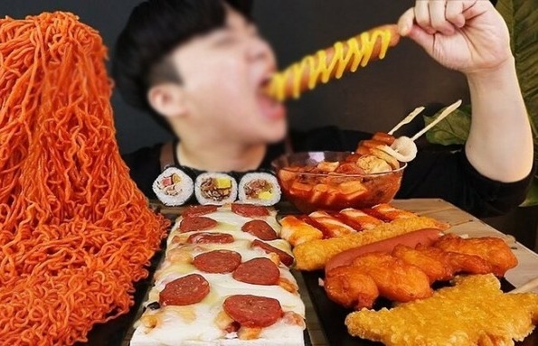 Thói quen ăn uống "mukbang" hại sức khoẻ ra sao?