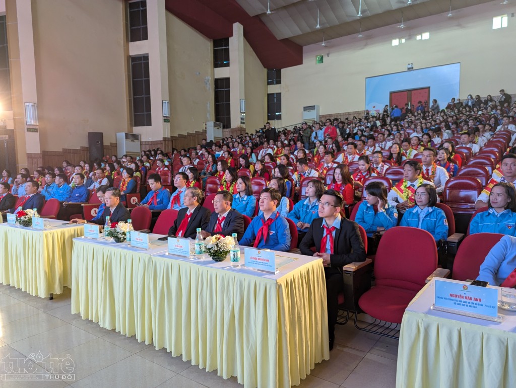 Trao giải “Cánh én hồng” và tuyên dương Phụ trách Đội tiêu biểu