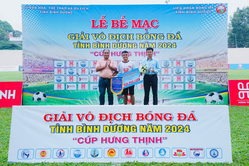 Đại biểu trao danh hiệu cho Cầu thủ ghi nhiều bàn thắng nhất giải