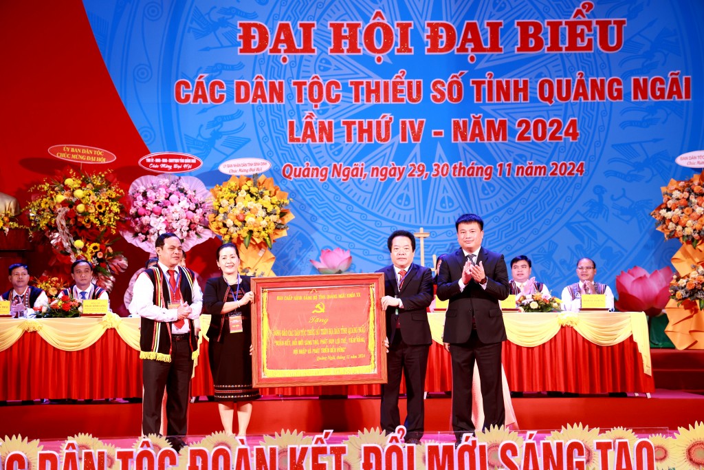 Ban Chấp hành Đảng bộ tỉnh tặng Đại hội bức trướng với dòng chữ “Đồng bào các dân tộc thiểu số trên địa bàn tỉnh Quảng Ngãi “Đoàn kết, đổi mới sáng tạo, phát huy lợi thế, tiềm năng, hội nhập và phát triển bền vững”. (Ảnh: quangngai.gov.vn)