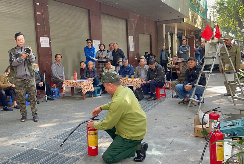 Lực lượng dân phòng, các thành viên tổ liên gia thực hành kỹ năng chữa cháy