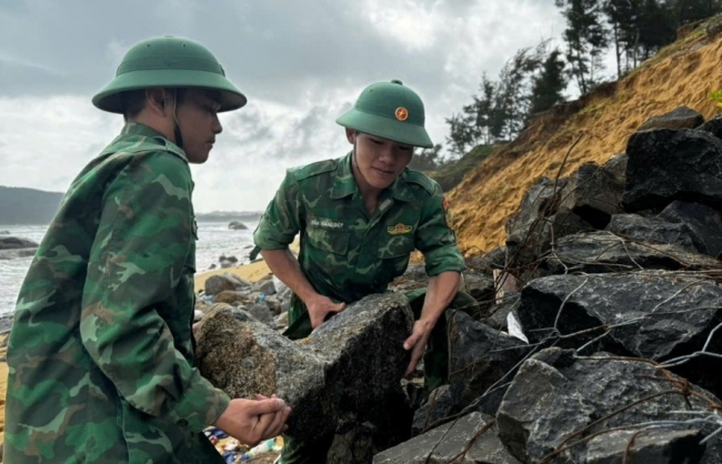 Báo động tình trạng sạt lở bờ biển Dung Quất