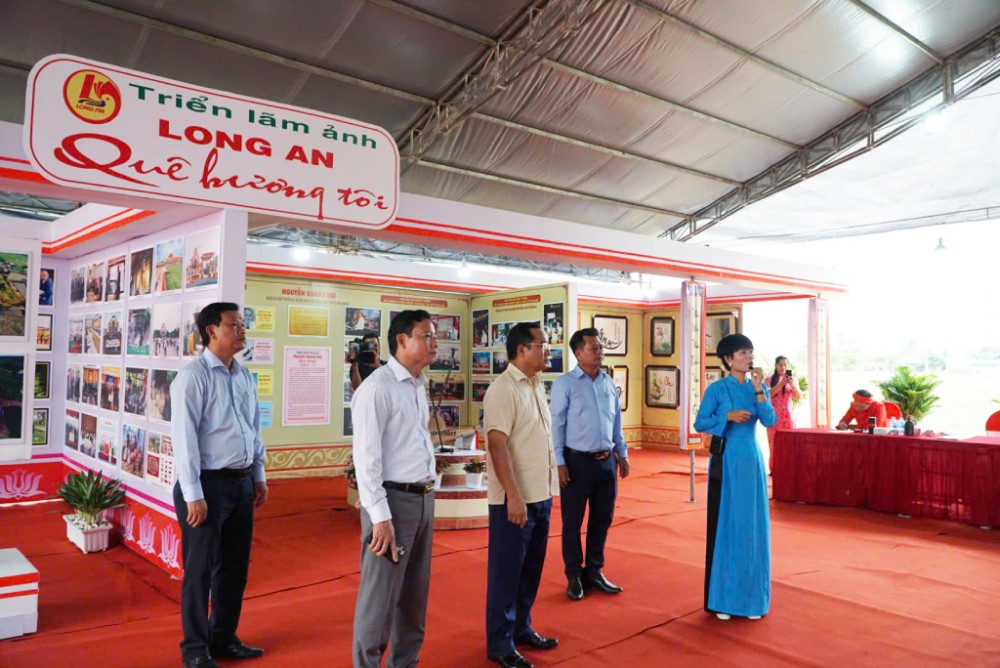 Bí thư Tỉnh ủy, Chủ tịch HĐND tỉnh - Nguyễn Văn Được cùng Phó Chủ tịch UBND tỉnh - Phạm Tấn Hòa; lãnh đạo Sở Văn hóa, Thể thao và Du lịch; lãnh đạo TP.Tân An tham quan triển lãm ảnh