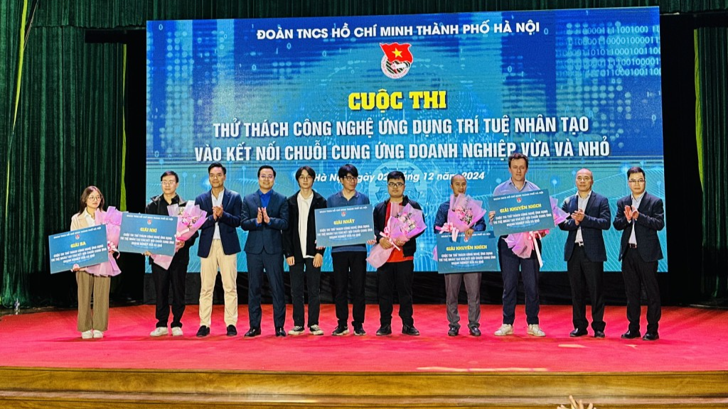 Ban Tổ chức trao giải thưởng cho các đội thii