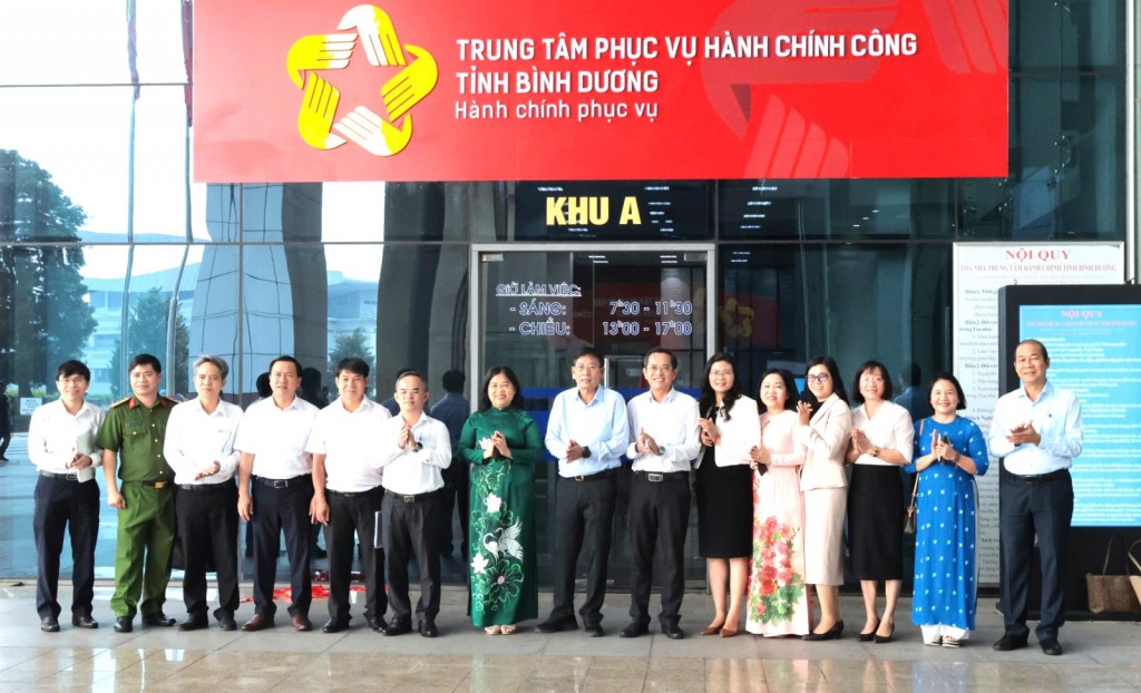 Lãnh đạo UBND tỉnh và các sở ngành ra mắt Trung tâm Phục vụ hành chính công một cấp tỉnh Bình Dương.