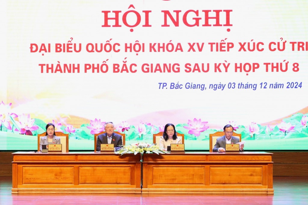 Phó Thủ tướng trực tiếp trao đổi với cử tri về các nội dung kiến nghị cụ thể - Ảnh: VGP/Nguyễn Hoàng