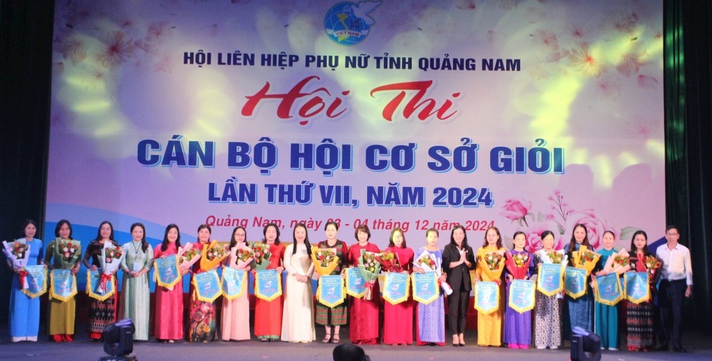 Ban Tổ chức Hội thi tặng Cờ lưu niệm cho 17 đội thi. (Ảnh: quangnam.gov.vn)