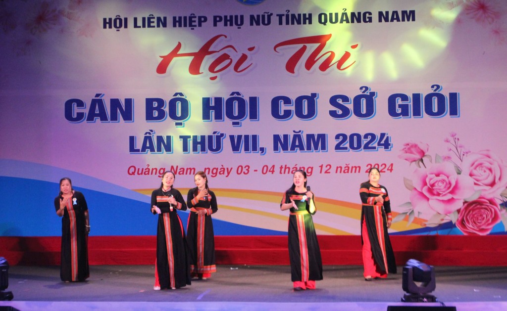 Đội thi Phước Sơn với phần thi Chào sân sôi động. (Ảnh: quangnam.gov.vn)