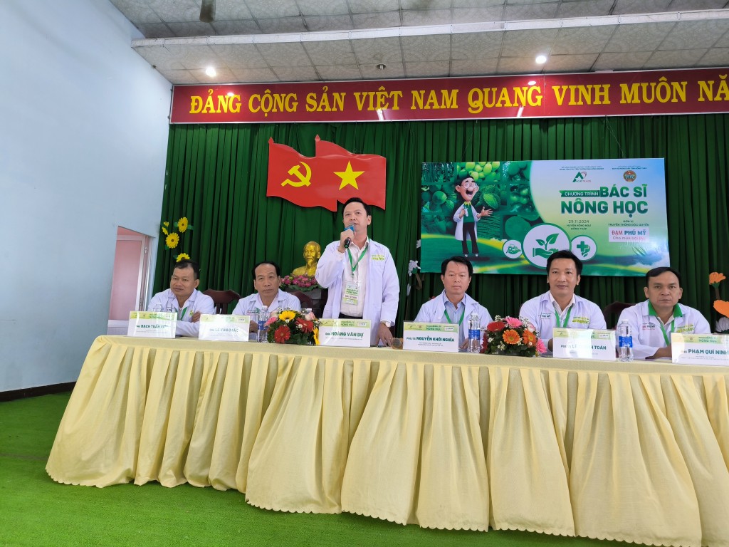 Các bác sĩ nông học nhiệt tình trả lời các thắc mắc của bà con nông dân