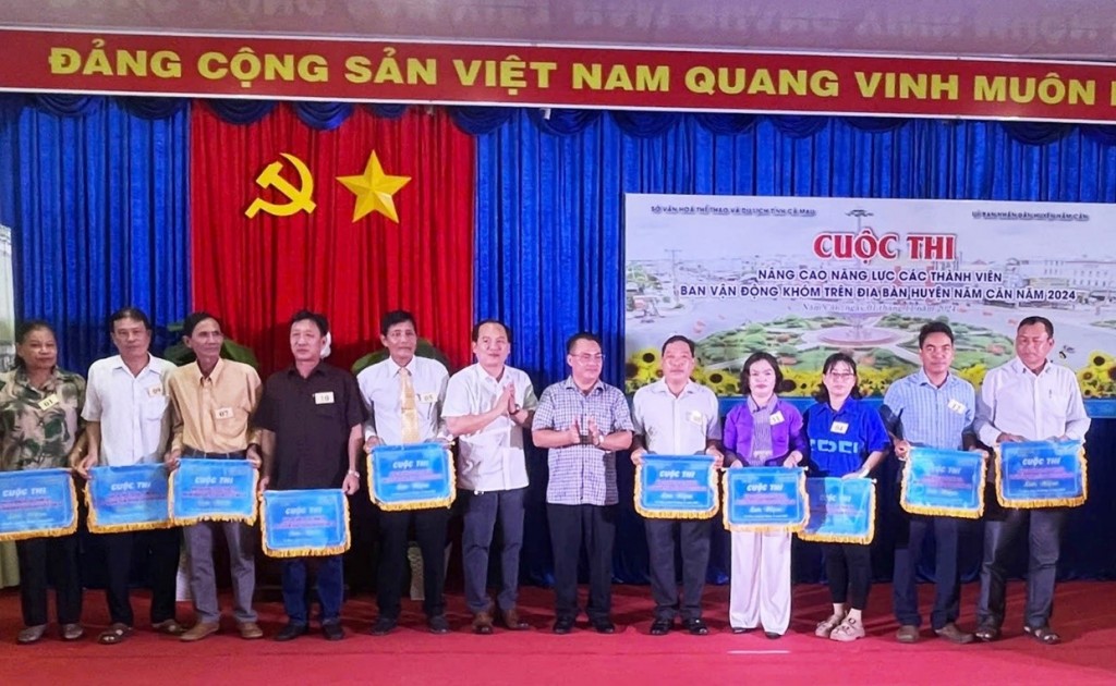 Ban Tổ chức trao cờ lưu niệm cho các đội tham gia