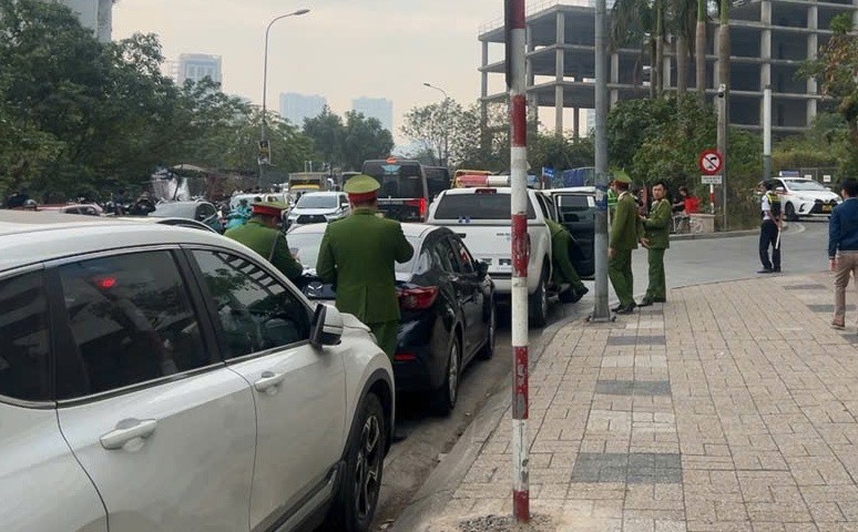 Lực lượng chức năng tiến hành xử lý các trường hợp dừng đỗ phương tiện sai quy định, gây cản trở giao thông