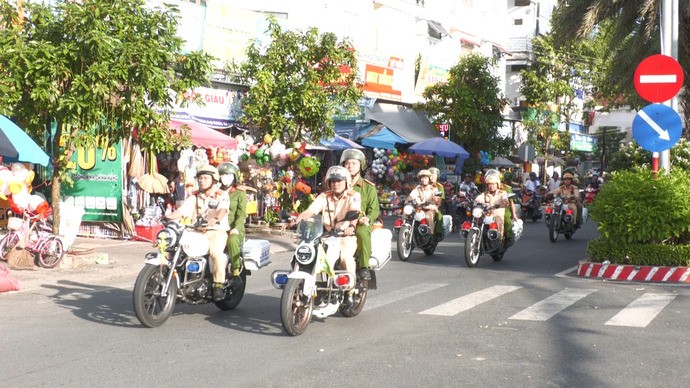 Công an huyện Thới Bình, tỉnh Cà Mau ra quân tuyên truyền trên các tuyến đường chính của huyện (Ảnh: Bé Sáu)