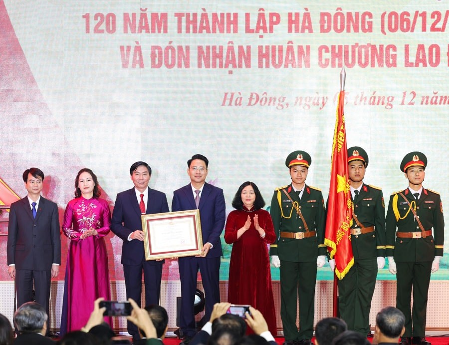 Bí thư Thành ủy Hà Nội Bùi Thị Minh Hoài trao Huân chương Lao động hạng Ba cho Đảng bộ, chính quyền và nhân dân quận Hà Đông. Ảnh: Viết Thành