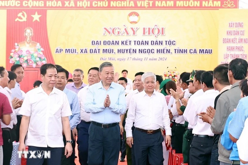 Tổng Bí thư Tô Lâm dự Ngày hội Đại đoàn kết toàn dân tộc tại ấp Mũi, xã Đất Mũi, huyện Ngọc Hiển, tỉnh Cà Mau. Ảnh: TTXVN