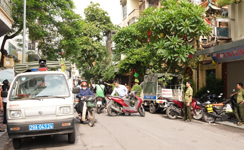 Lực lượng chức năng phường Hàng Gai thường xuyên kiểm tra, xử lý nghiêm vi phạm về trật tự đô thị