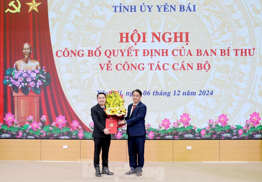 Ông Phan Thăng An - Phó Trưởng Ban Tổ chức Trung ương trao Quyết định và tặng hoa chúc mừng tân Phó Bí thư Tỉnh ủy Yên Bái