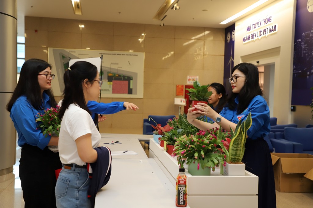 Đoàn Thanh niên Tập đoàn Điện lực Việt Nam chủ trì tổ chức chương trình Tuần lễ hồng EVN lần X tại trụ sở EVN với thông điệp: “Trao 1 giọt hồng, trồng 1 mầm xanh”