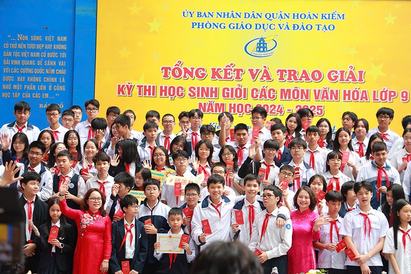 Khen thưởng 145 học sinh xuất sắc trong kỳ thi học sinh giỏi