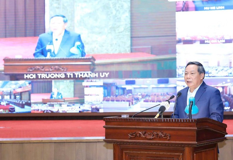 Phó Bí thư Thường trực Thành ủy Nguyễn Văn Phong quán triệt tại hội nghị