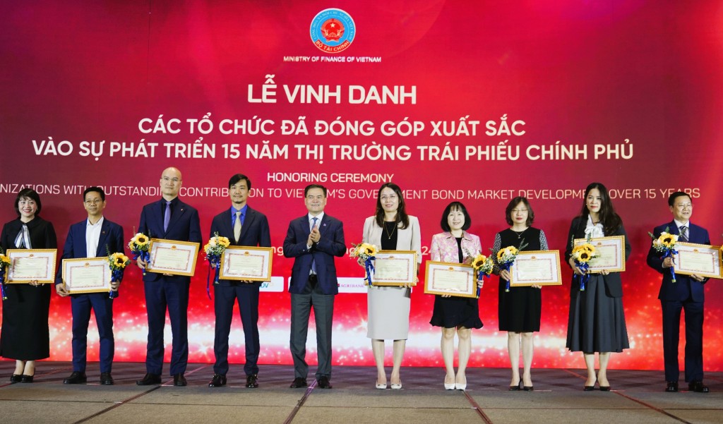 TECHCOMBANK ĐƯỢC BỘ TÀI CHÍNH VINH DANH “NGÂN HÀNG THƯƠNG MẠI LÀ NHÀ TẠO LẬP THỊ TRƯỜNG XUẤT SẮC NHẤT” GIAI ĐOẠN 2020-2024