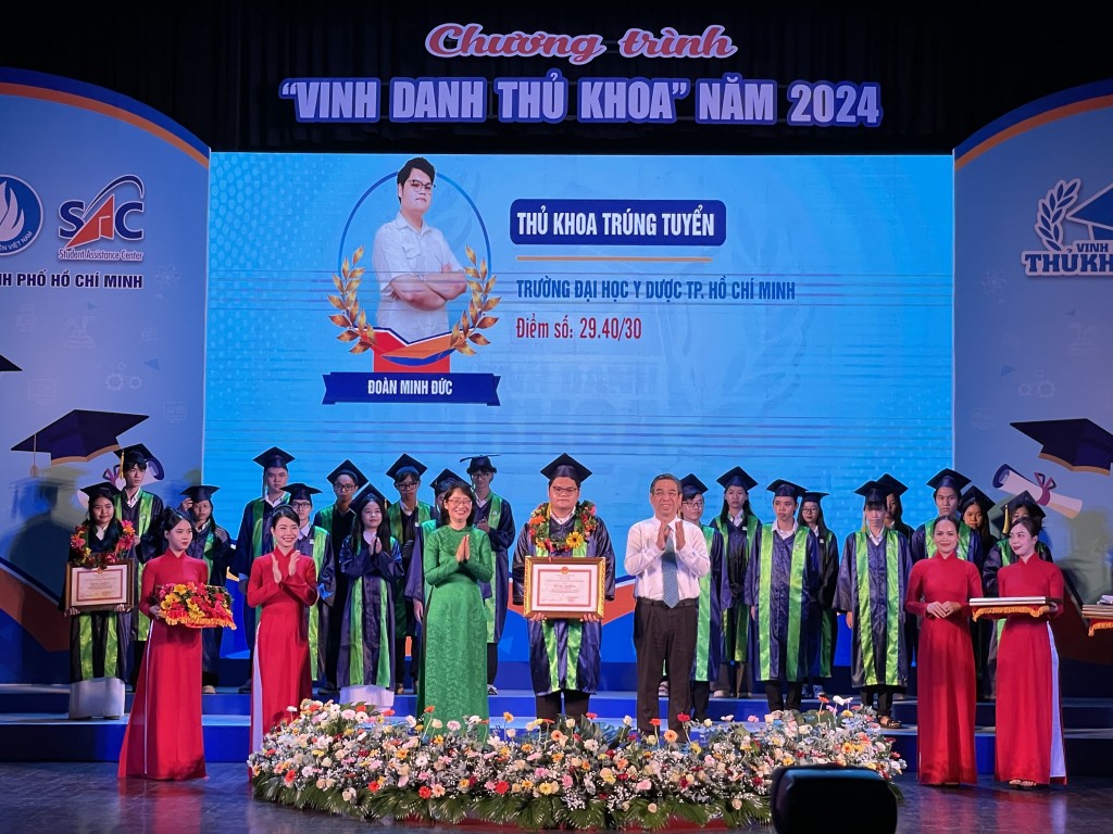 Tôn vinh 84 thủ khoa