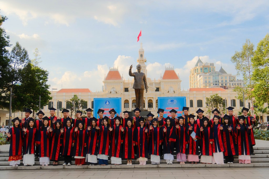 Các tân thủ khoa dâng hoa tại tượng đài Chủ tịch Hồ Chí Minh (Quận 1)